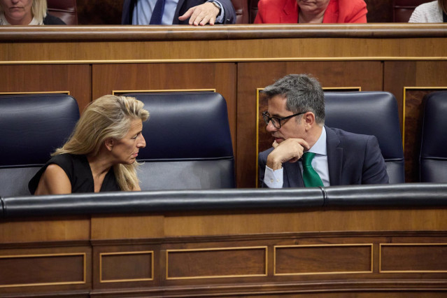 Archivo - La vicepresidenta del Gobierno y ministra de Trabajo, Yolanda Díaz y el ministro de la Presidencia, Relaciones con las Cortes y Justicia, Félix Bolaños, durante una sesión plenaria en la Cámara Baja, a 17 de septiembre de 2024, en Madrid (España