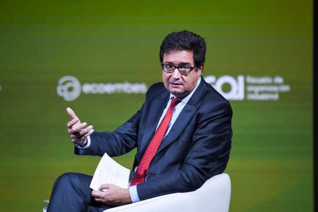 El ministro de Transición Digital y Función Pública, Óscar López, participa en la ponencia 'El impacto de la IA en la administración pública' en la tercera jornada de Metafuturo, en el Ateneo de Madrid, a 23 de octubre de 2024, en Madrid (España).