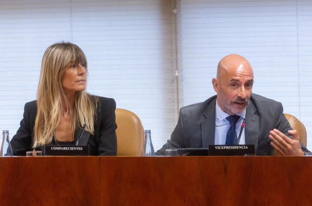 La mujer del presidente del Gobierno, Begoña Gómez y el diputado del PSOE Jesús Celada, durante la Comisión de Investigación sobre programas de cátedras y postgrados de la Universidad Complutense de Madrid y empresas financiadoras, en la Asamblea de Madri