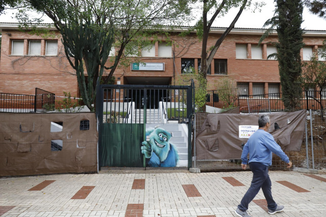 El CEIP Arturo Reyes cerrado ante la previsión de fuertes lluvias. A 13 de noviembre de 2024, en Málaga (Andalucía, España). Un total de 81 municipios andaluces han notificado al 112 la activación de su Plan Territorial de Emergencia Local (Ptel) ante la