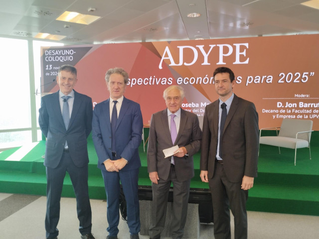 El director de estudios de Caixabank Research, Oriol Aspachs, y el director de Estudios de Laboral Kutxa, Joseba Madariaga, en un acto de Adype en Bilbao