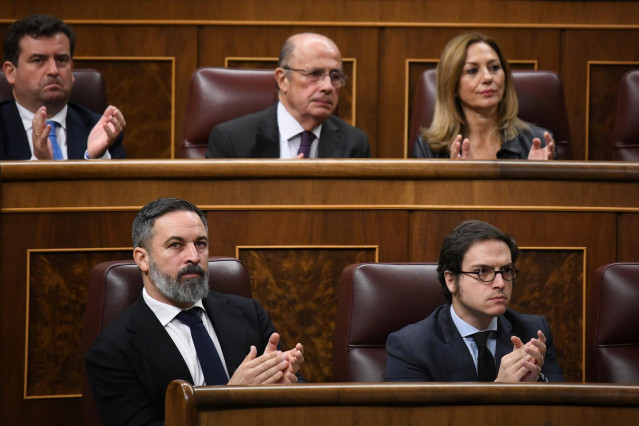El presidente de Vox, Santiago Abascal y el secretario general del grupo parlamentario de Vox en el congreso, José María Figaredo, durante el Pleno del Congreso, a 13 de noviembre de 2024, en Madrid (España).