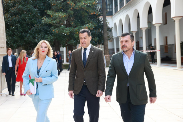 El presidente de la Junta de Andalucía, Juanma Moreno (c), la consejera de Economía, Hacienda y Fondos Europeos, Carolina España, y el portavoz del PP-A en el Parlamento andaluz, Toni Martín, al inicio del debate de los presupuestos. A 13 de noviembre de