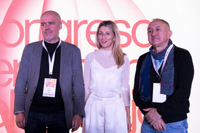 (I-D) El secretario general de CCOO y UGT, Unai Sordo; la vicepresidenta segunda y ministra de Trabajo y Economía Social, Yolanda Díaz y el secretario general de UGT, Pepe Álvarez, durante la inauguración del primer ‘Congreso Internacional del Trabajo.