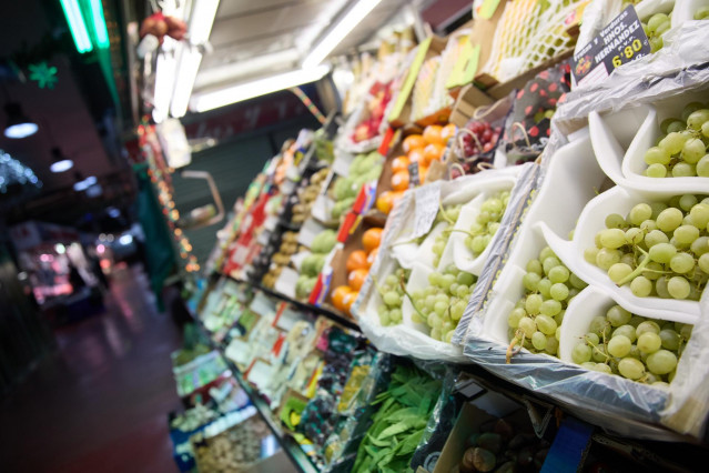 Archivo - Expositor de una frutería en un mercado