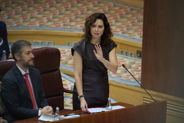 Miguel Ángel García Martín y la presidenta de la Comunidad de Madrid, Isabel Díaz-Ayuso, durante un pleno en la Asamblea de Madrid. Archivo.