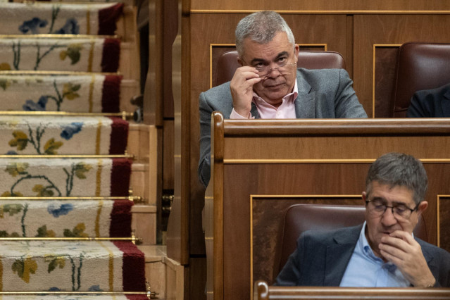 Archivo - El secretario de Organización del PSOE, Santos Cerdán (i) y el portavoz del PSOE en el Congreso, Patxi López (d), durante una sesión plenaria, en el Congreso de los Diputados, a 8 de octubre de 2024, en Madrid (España).