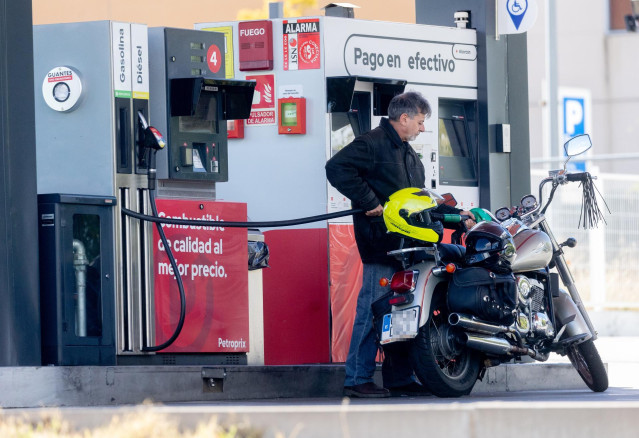 Clientes se abastecen de gasolina en una gasolinera, a 28 de octubre de 2024, en Madrid (España). De este modo, el precio del petróleo de referencia para Europa llegaba a caer este lunes hasta los 71,71 dólares por barril, el nivel más bajo desde principi