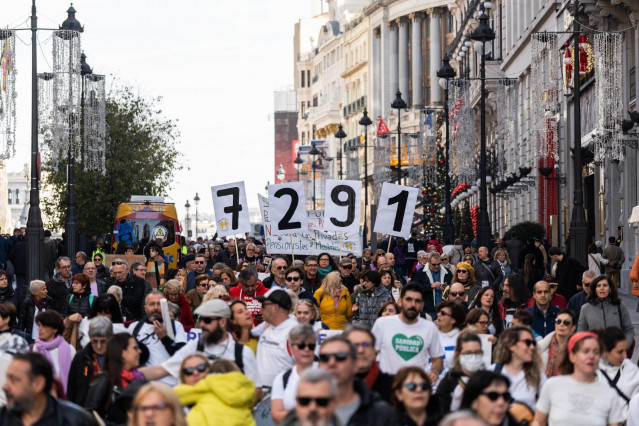 Archivo - Varias personas llevan carteles que indican el número de residentes muertos en pandemia durante una manifestación en memoria de los residentes fallecidos durante la primera ola de la pandemia, a 26 de noviembre de 2023, en Madrid (España).