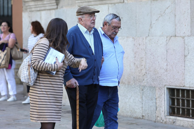 El acusado Pau Rigo (c) a su llegada al juicio, en la Audiencia Provincial de Palma de Mallorca, a 7 de noviembre de 2024, en Palma de Mallorca, Mallorca, Baleares (España).