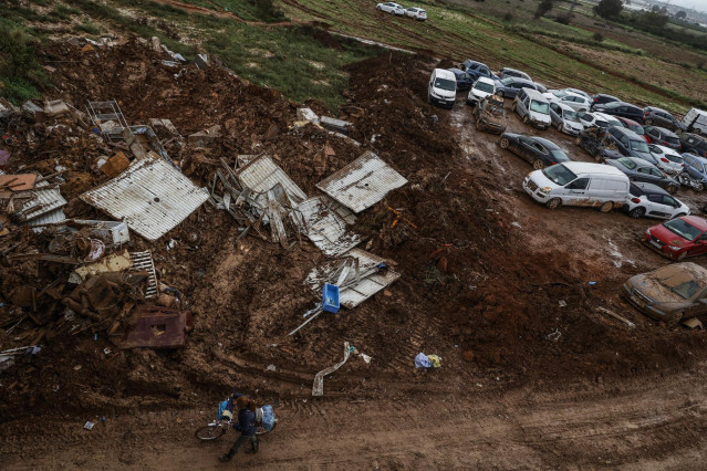 Coches afectados por la DANA amontonados en una parcela
