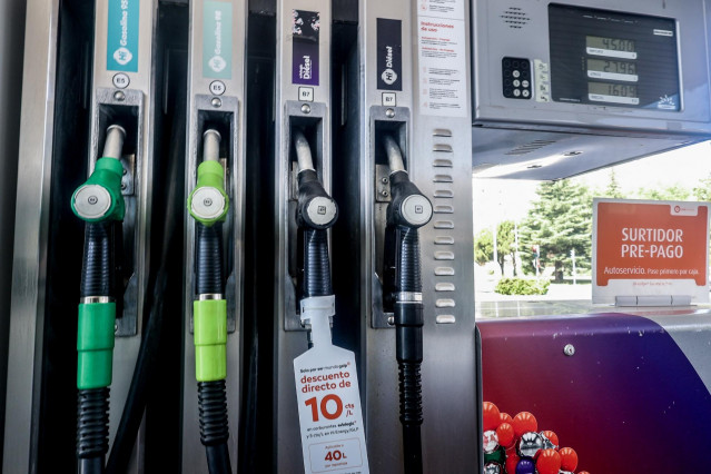 Archivo - Surtidores en una gasolinera, a 1 de agosto de 2024, en Madrid (España).