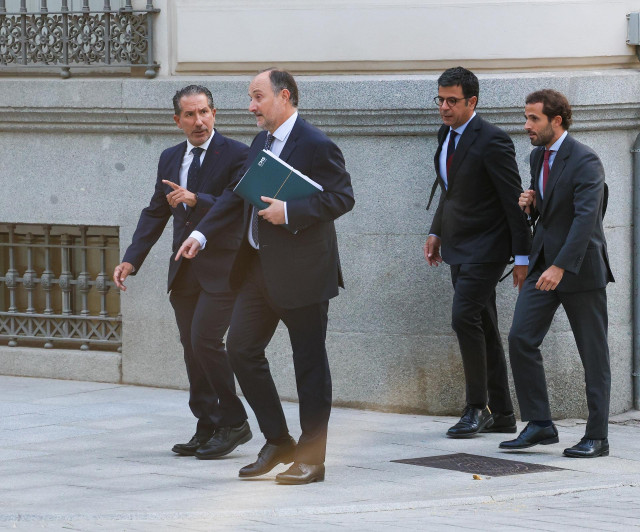 Archivo - El ex subsecretario de Transportes Jesús Manuel Gómez García (1i), a su llegada para declarar como investigado en el ‘caso Koldo’, en la Audiencia Nacional, a 23 de septiembre de 2024, en Madrid (España). En el juicio se investigan los contratos