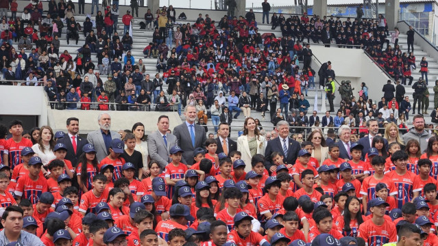 El Rey visita con Enrique Cerezo una escuela de fútbol apoyada por el Atlético de Madrid para alejar a los niños de la calle en Ecuador.