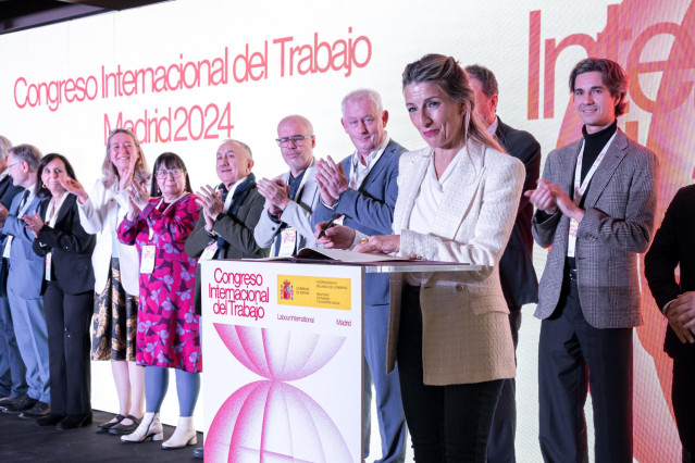 La vicepresidenta segunda y ministra de Trabajo y Economía Social, Yolanda Díaz, durante la firma de la Carta Global de Derechos Laborales, en el Hotel Meliá Castilla, a 14 de noviembre de 2024, en Madrid (España). Desde ayer, 13 de noviembre, hasta hoy,