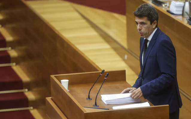 El presidente de la Generalitat Valenciana, Carlos Mazón, interviene durante una sesión plenaria, en Les Corts Valencianes, a 15 de noviembre de 2024, en Valencia, Comunidad Valenciana (España). Este es el primer pleno de Les Corts tras la DANA, que el pa