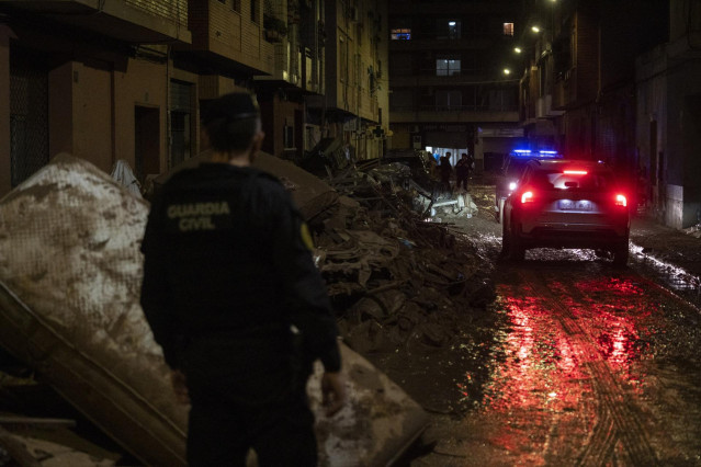 Un control nocturno de la Guardia Civil en Paiporta, Valencia