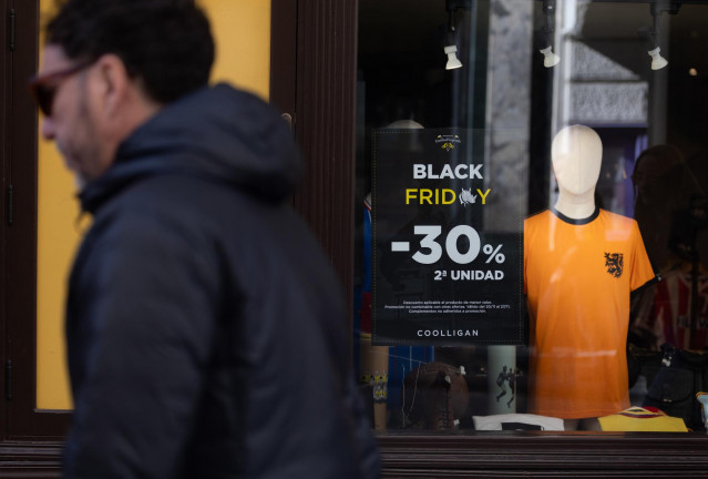 Archivo - Un escaparate avisa de los descuentos durante Black Friday