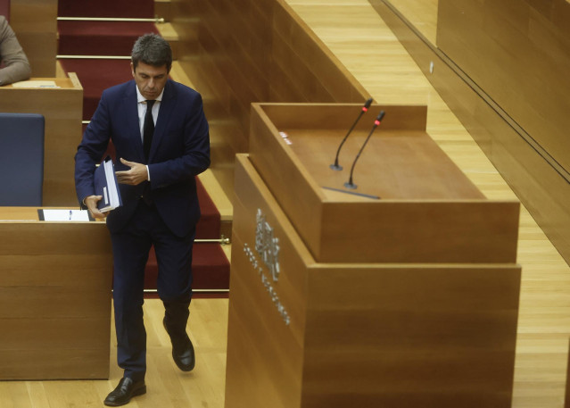 El presidente de la Generalitat Valenciana, Carlos Mazón, durante una sesión plenaria, en Les Corts Valencianes, a 15 de noviembre de 2024, en Valencia, Comunidad Valenciana (España). Este es el primer pleno de Les Corts tras la DANA, que el pasado 29 de