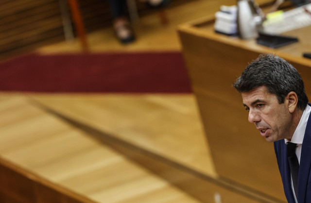 El 'president' de la Generalitat Valenciana, Carlos Mazón, interviene durante una sesión plenaria, en Les Corts