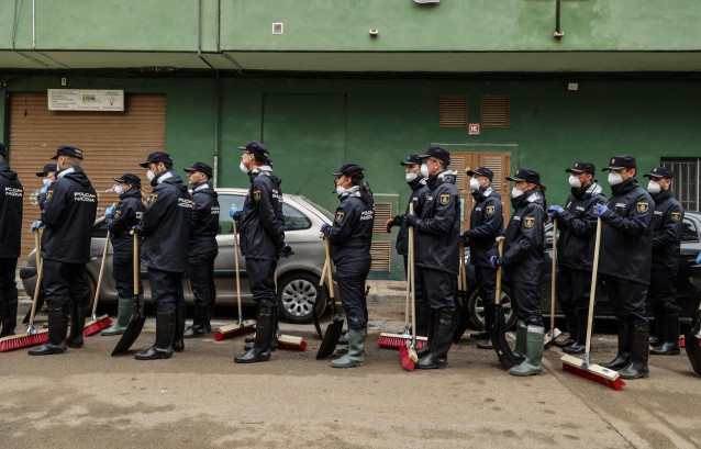 Alumnos de la Escuela Nacional de Policía con escobas en una de las zonas afectadas por la DANA en Valencia