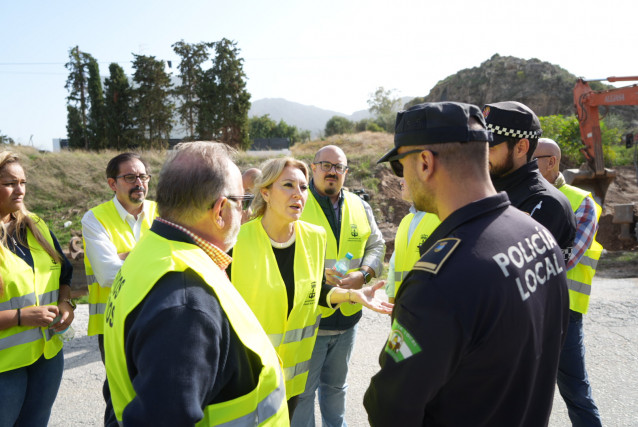 La consejera de Economía, Hacienda y Fondos Europeos y portavoz de la Junta de Andalucía, Carolina España (c), visita la zona afectada por la DANA en Alhaurín de la Torre.
