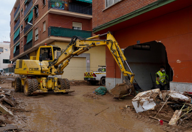 Una excavadora trabaja en Paiporta, a 8 de noviembre de 2024, en Valencia, Comunidad Valenciana (España).