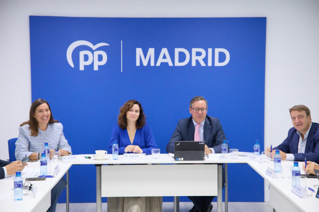 Archivo - La presidenta de la Comunidad de Madrid y del PP de Madrid, Isabel Díaz Ayuso (2i), y el secretario general del PP de Madrid, Alfonso Serrano (2d), durante el Comité de Dirección del PP de Madrid