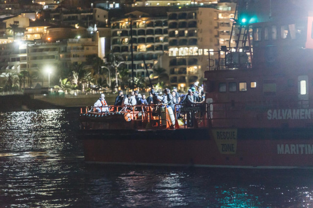 Archivo - La Salvamar Talía llega al puerto de Arguineguín con varios migrantes