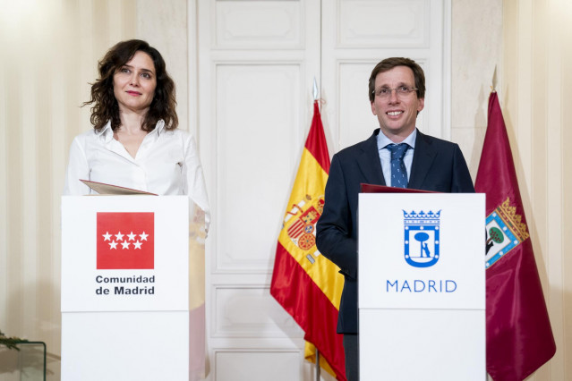 Archivo - La presidenta de la Comunidad de Madrid, Isabel Díaz Ayuso, y el alcalde de Madrid, José Luis Martínez Almeida. Archivo.