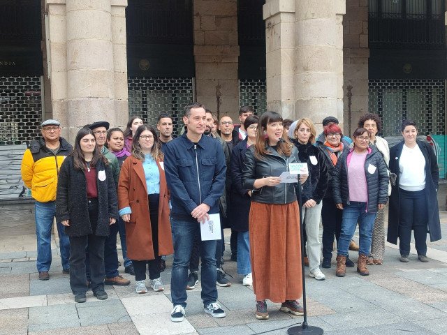 El portavoz de EH Bildu en las Juntas Generales de Bizkaia, Iker Casanova, y la parlamentaria Oihana Extebarrieta en la comparecencia en la que han anunciado una nueva edición de la 