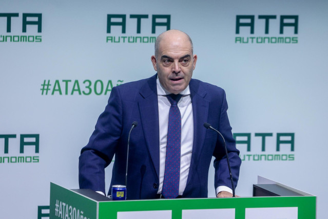 El presidente de ATA, Lorenzo Amor, interviene durante la entrega de premios ‘Autónomo del Año’, en el Auditorio Santander, a 21 de octubre de 2024, en Madrid (España).