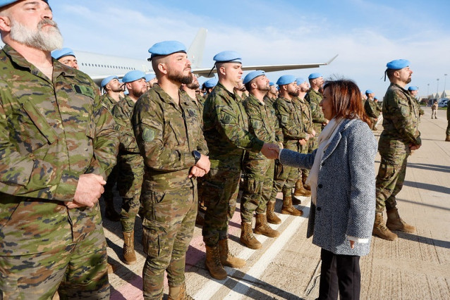 La ministra de Defensa, Margarita Robles, ha despedido este domingo, 17 de noviembre, en la Base Aérea de Torrejón a 260 militares de la Brigada ‘Guzmán el Bueno’.