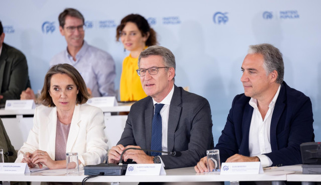 Archivo - (I-D) La secretaria general del PP, Cuca Gamarra; el líder del PP, Alberto Núñez Feijóo y el vicesecretario de Coordinación Autonómica y Local del PP, Elías Bendodo, durante la Junta Directiva Nacional del Partido Popular tras la ruptura de los
