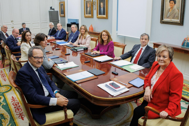 Archivo - La presidenta del Tribunal de Cuentas, Enriqueta Chicano (c), preside un pleno ordinario del Tribunal de Cuentas, a 26 de Octubre de 2023, en Madrid (España).