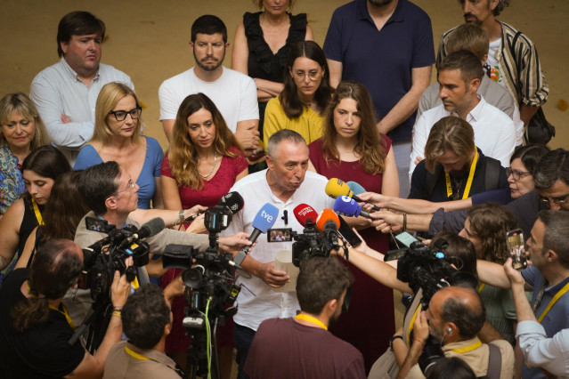 Archivo - El síndic de Compromís en Les Corts, Joan Baldoví, atiende a los medios de comunicación