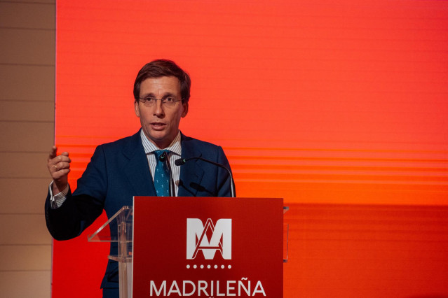 El alcalde de Madrid, José Luis Martínez Almeida, interviene durante la IV edición de los Premios Madrileño del Año, en la Galería de las Colecciones Reales del Palacio Real.