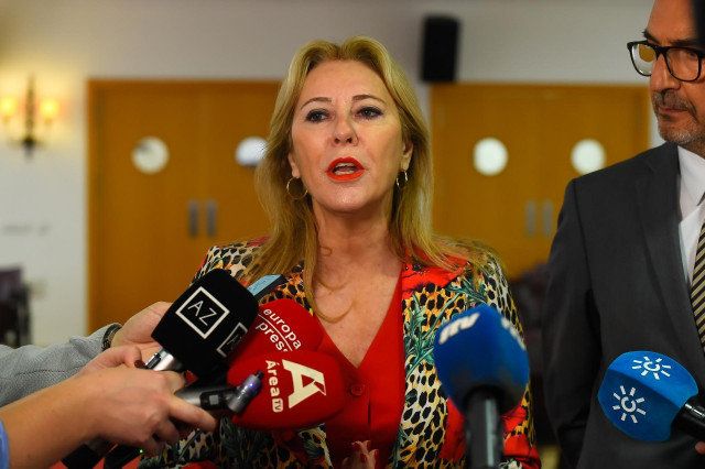 La consejera de Economía, Hacienda y Fondos Europeos y portavoz del Gobierno andaluz, Carolina España, durante la atención a los medios de comunicación en Fuengirola (Málaga).