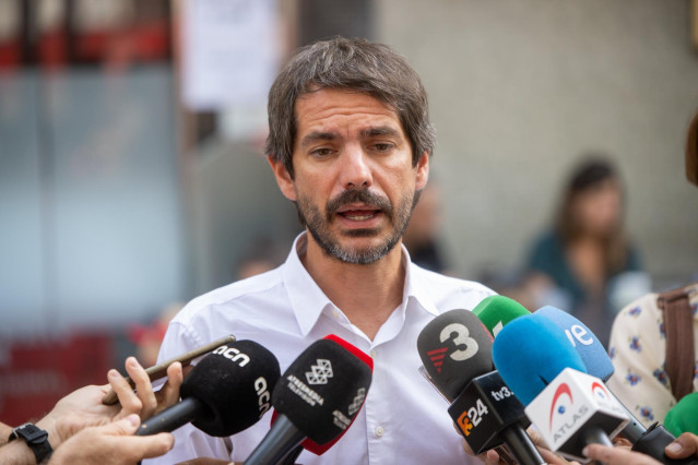 Archivo - El ministro de Cultura, Ernest Urtasun, ofrece declaraciones a los medios durante su visita a la Diada de Sant Fèlix, a 30 de agosto de 2024, en  Vilafranca del Penedès, Barcelona, Catalunya (España).