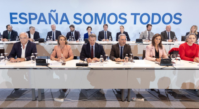 (I-D) El vicesecretario Institucional del PP, Esteban González Pons; la secretaria general del PP, Cuca Gamarra; el presidente del Partido Popular, Alberto Núñez Feijóo y el vicesecretario de Coordinación Autonómica y Local del PP, Elías Bendodo, durante