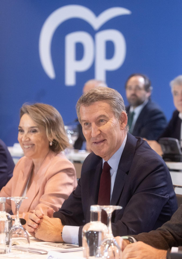 La secretaria general del PP, Cuca Gamarra y el presidente del Partido Popular, Alberto Núñez Feijóo (d), durante la Junta Directiva Nacional del Partido Popular, en el Hotel Eurostars Madrid Tower, a 18 de noviembre de 2024, en Madrid (España). El líder