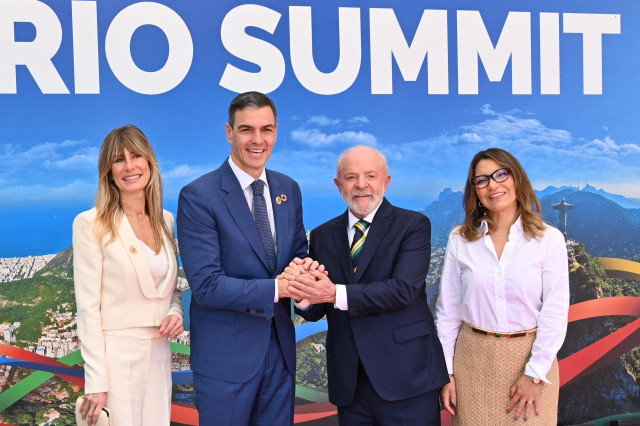(I-D) La mujer del presidente del Gobierno, Begoña Gómez; el presidente de Gobierno, Pedro Sánchez; el presidente de la República Federativa de Brasil, Luiz Inácio Lula da Silva, y la Primera Dama de Brasil, Rosángela Lula da Silva, durante la Cumbre del