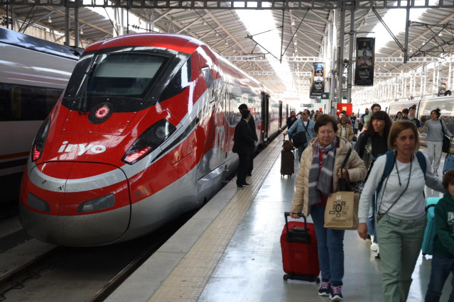 Archivo - Viajeros llegan del tren de alta velocidad Iryo a la estación María Zambrano