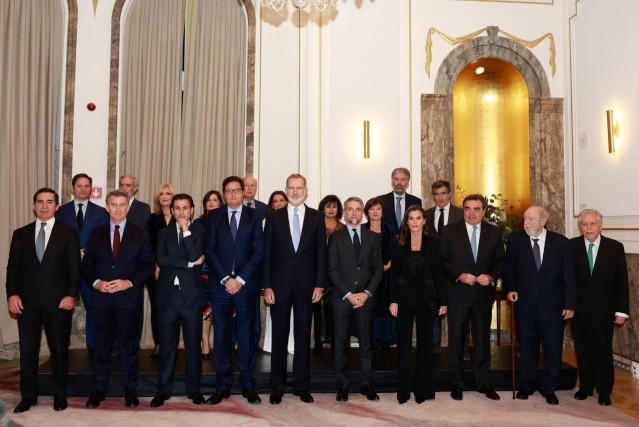 Los Reyes presiden la XLI Edición del Premio de Periodismo “Francisco Cerecedo” de la Asociación de Periodistas Europeos, que este año ha sido otorgado al periodista Carlos Franganillo.