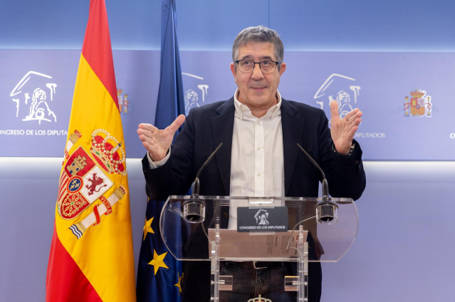 El portavoz del PSOE en el Congreso, Patxi López, durante una rueda de prensa posterior a la reunión de la Junta de Portavoces, en el Congreso de los Diputados, a 29 de octubre de 2024, en Madrid (España).