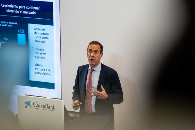 El CEO de Caixabank, Gonzalo Gortázar, interviene durante la presentación del Plan Estratégico 2025-2027 de Caixabank, en la sede de la entidad,  a 19 de noviembre de 2024, en Madrid (España).