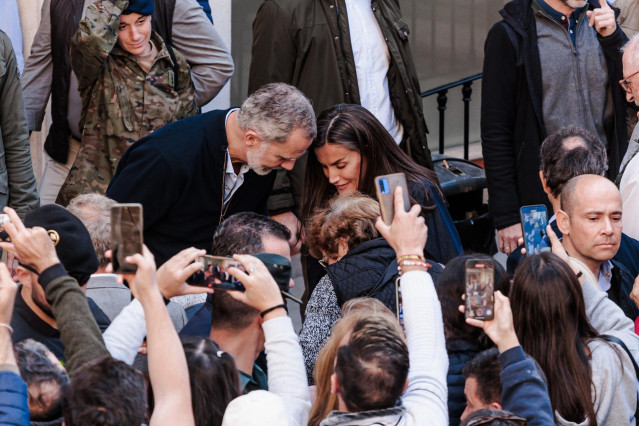 Los Reyes Felipe VI y Letizia saludan a los vecinos durante la visita a la localidad de Chiva, tres semanas después de la DANA, a 19 de noviembre de 2024, en Chiva, Comunidad Valenciana (España).