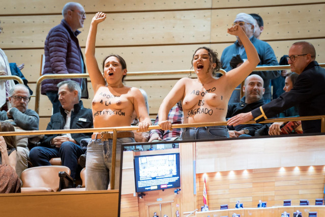 Dos activistas durante una acción de FEMEN durante un pleno en el Senado, a 19 de noviembre de 2024, en Madrid (España). FEMEN ha realizado esta acción con motivo de la celebración de la cumbre ‘Por la libertad y la cultura de la vida en el Senado’ el pró