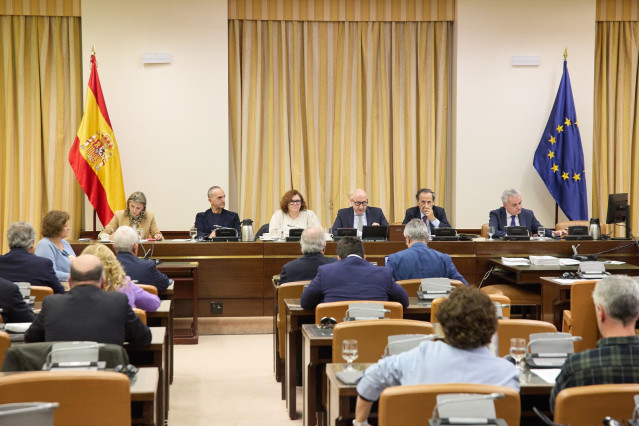 Varios diputados durante la Comisión de Hacienda y Función Pública, en el Congreso de los Diputados, a 18 de noviembre de 2024, en Madrid (España).