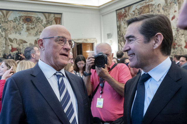 Archivo - El presidente del BBVA, Carlos Torres Vila (d), y el presidente del Banco Sabadell, Josep Oliu (i) en el Banco de España, a 24 de septiembre de 2024, en Madrid (España).